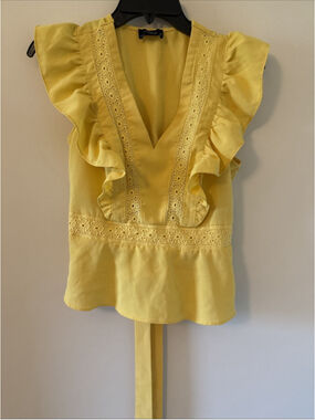 Milk & Honey Women’s V-neck Summer Yellow Top Flattering Sz Small Ruffle Sleeve